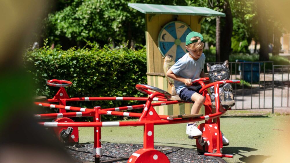Barn leker i pelleparken