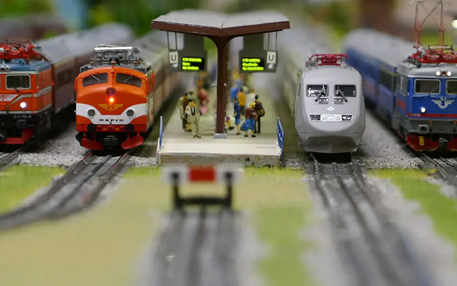 En närbild på modelltåg