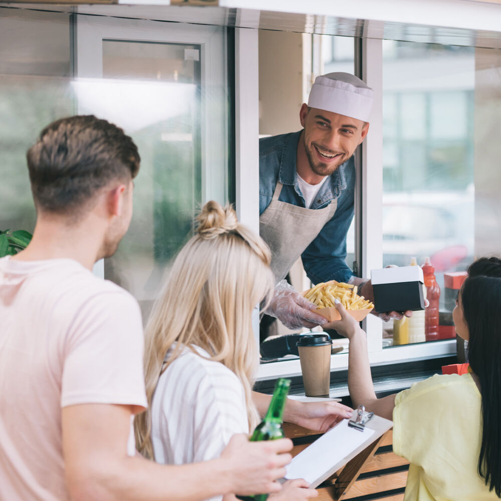 En man serverar mat från foodtruck