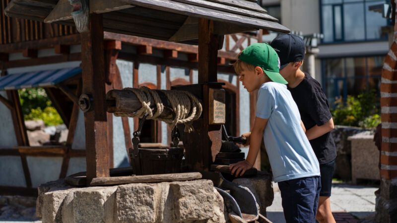 Två barn leker i klosterparken i Uppsala