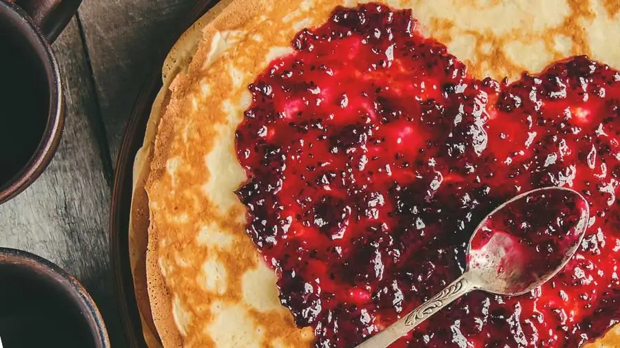 pannkaka med sylt format som ett hjärta