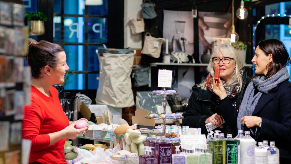 Personer tittar på souvenirer i en butik