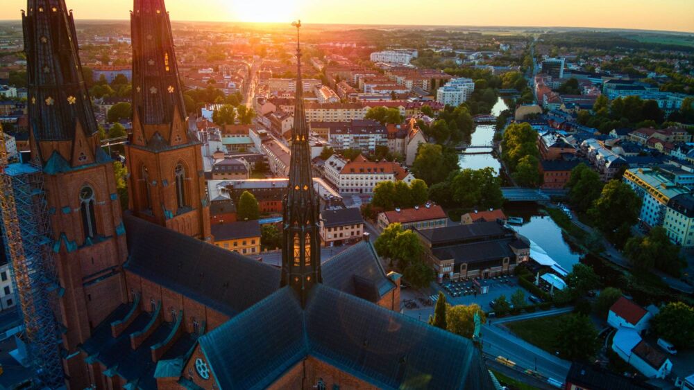 närbild på tornet av Uppsala domkyrka