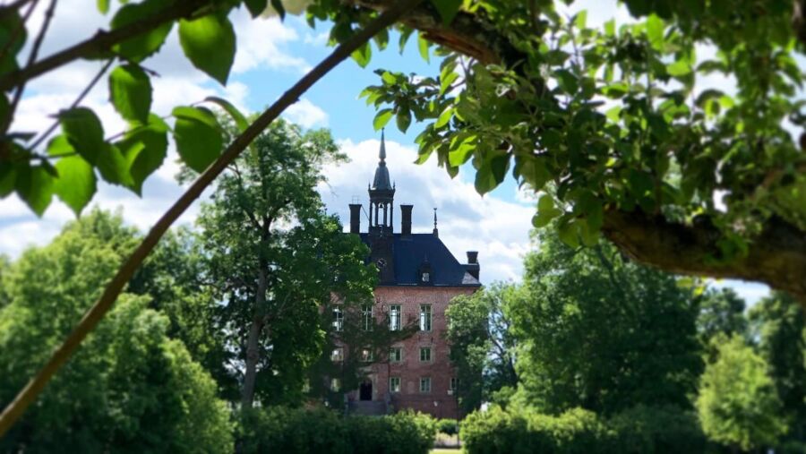 Wiks slott sett från trädgården