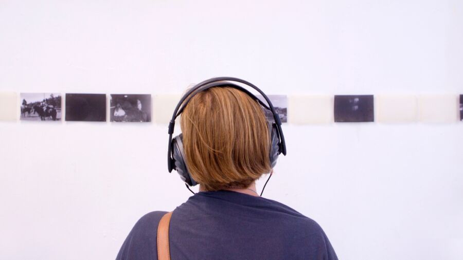 Kvinna på konstutställning