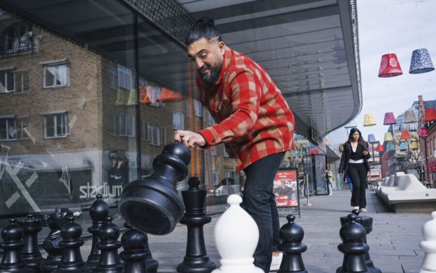 En man spelar schack på forumtorget i Uppsala