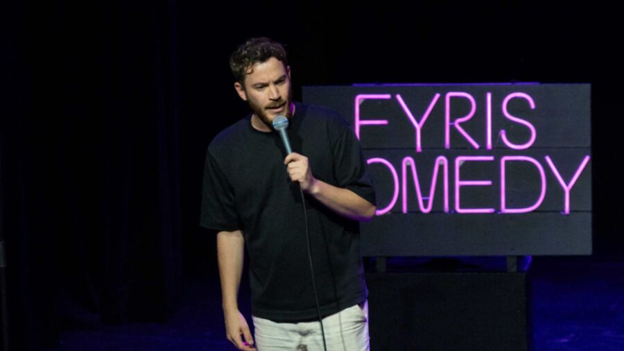 En komiker på scenen hos Fyris comedy Uppsala