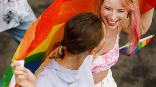 Två kvinnor i Pride-parad