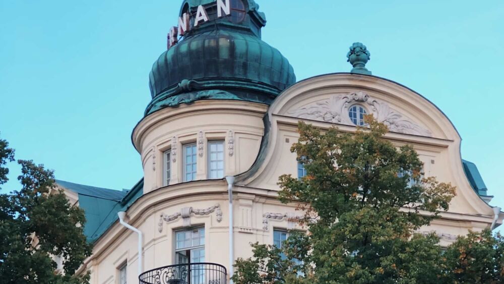 Fasaden till Grans hotel hörnan i Uppsala