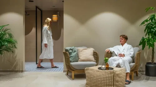 man sitter i fåtölj vid spa