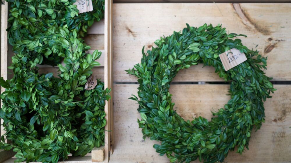 En julkrans på julmarknad