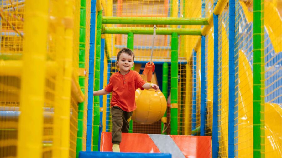 Pojke som leker i lekställning