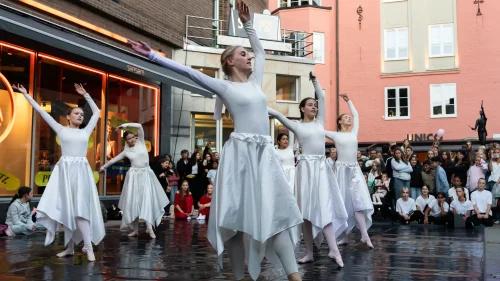 En grupp dansare på stan