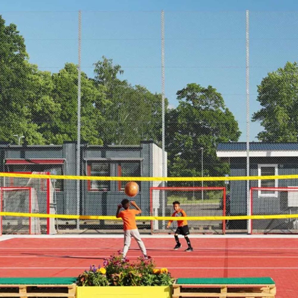 Barn spelar volleyboll på Uppsala Sumemr Zone