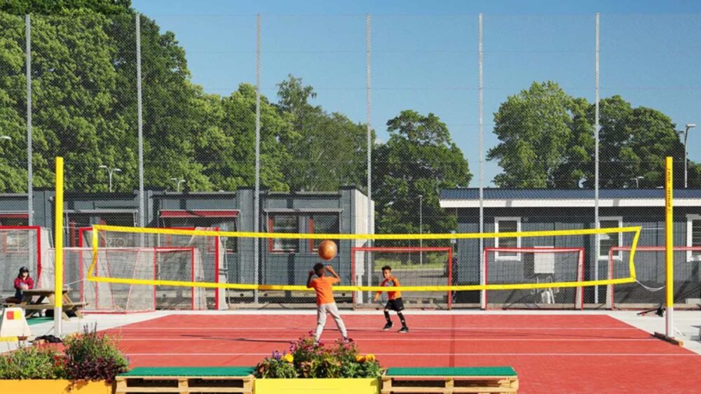 Barn spelar volleyboll på Uppsala Sumemr Zone