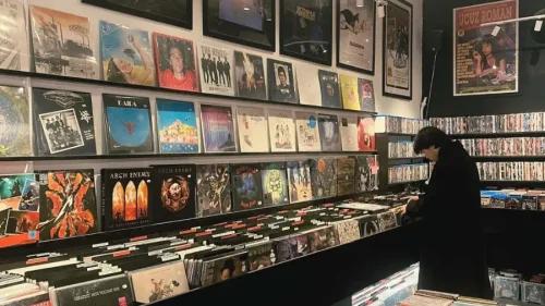 Affär med LP-skivor. Man med svarta kläder kollar på skivorna