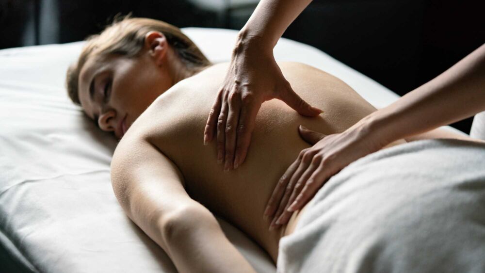 En kvinna får massage på spa