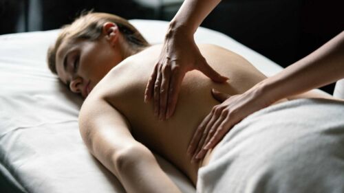 En kvinna får massage på spa
