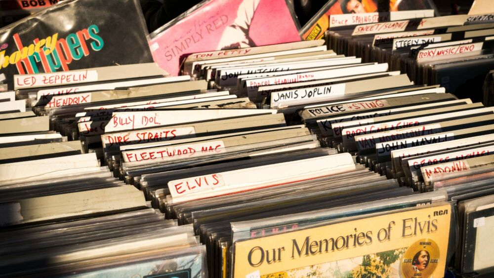 Vinylskivor i backar.