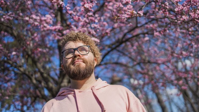 trädgård-man-vår-körsbärsblommor_destinationuppsala