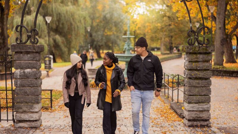 Vänner i Stadsträdgården på höstpromenad