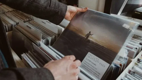 Man som bläddrar bland vinylskivor.