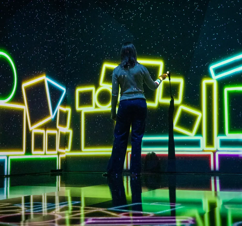 Besökare på museet Cube of Art