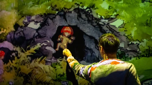 Besökare på museet Cube of Art