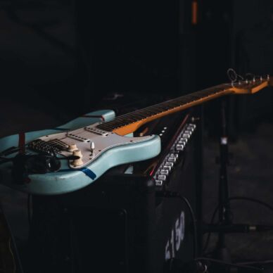 Gitarr på en högtalare