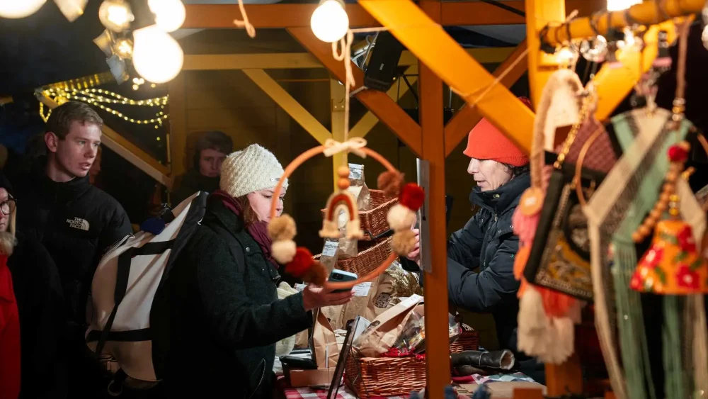 Försäljare på julmarknad