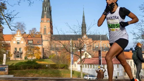 Kvinna springer i Uppsala