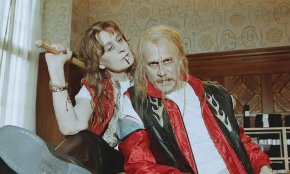 Skådespelare håller i basebollträ