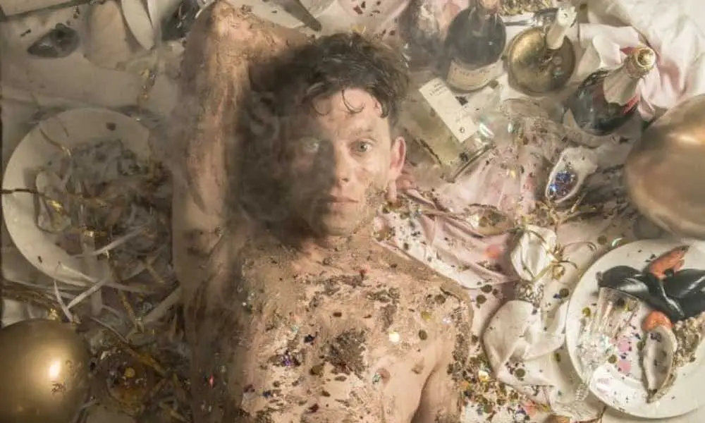 En skådespelare på ett bord