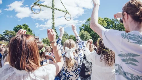 Dans runt midsommarstång