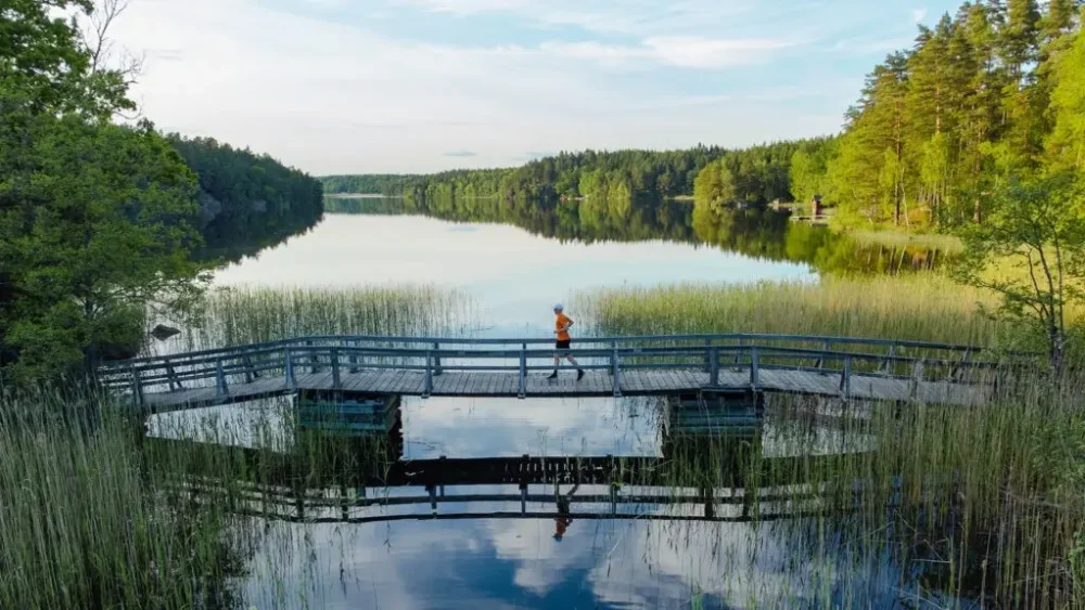 Man springer över bro