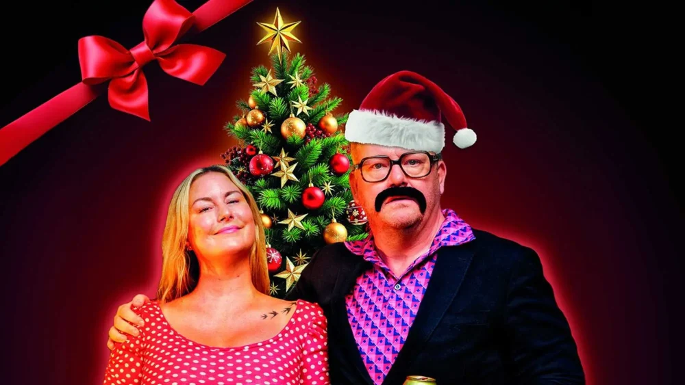 Skådespelare framför en julgran