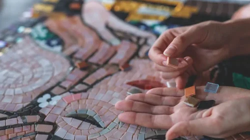 person lägger mosaik