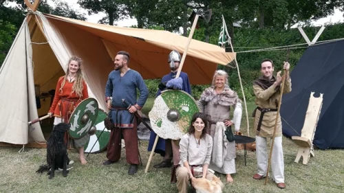 människor utklädda i vikingastil