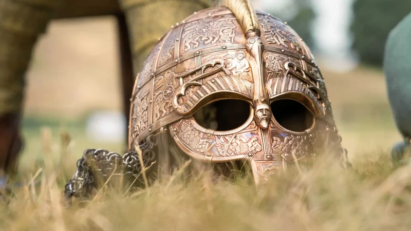 Vikingahjälm ligger i gräset