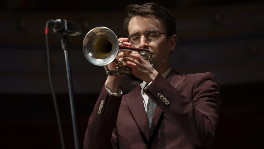En jazzmusiker spelar trumpet