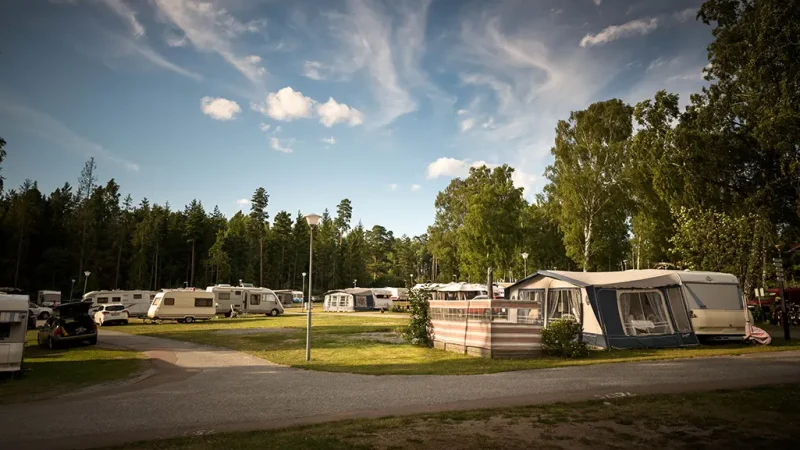 Vy över husvagnar på gräsmatta
