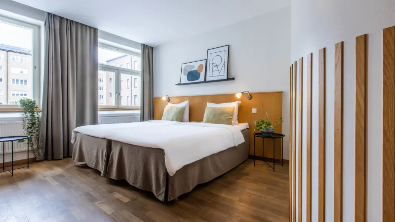 En säng och tavlor på hotellrum
