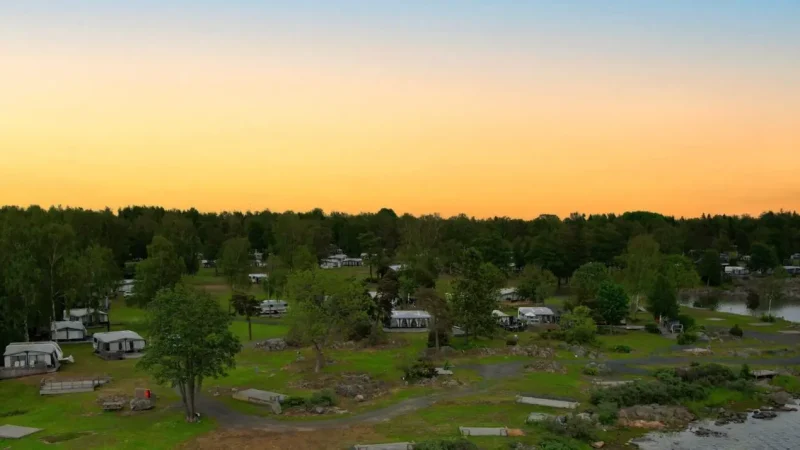 Vy över camping i solnedgång