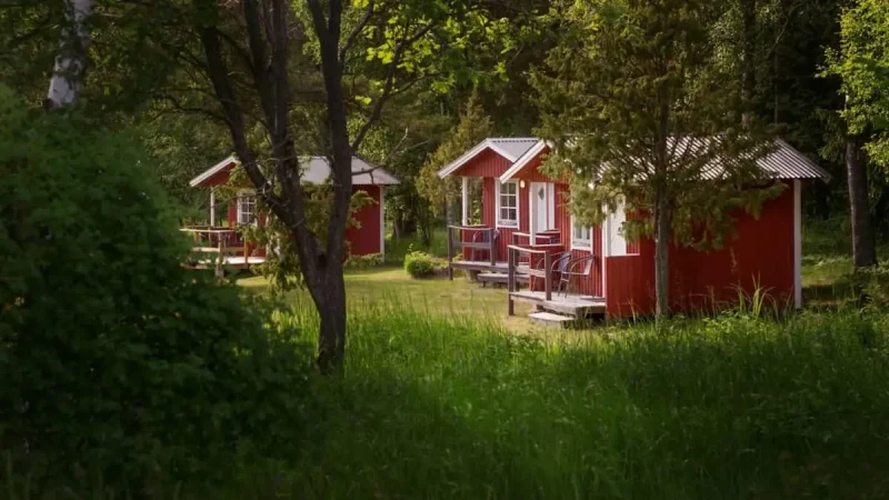 En röd campingstuga