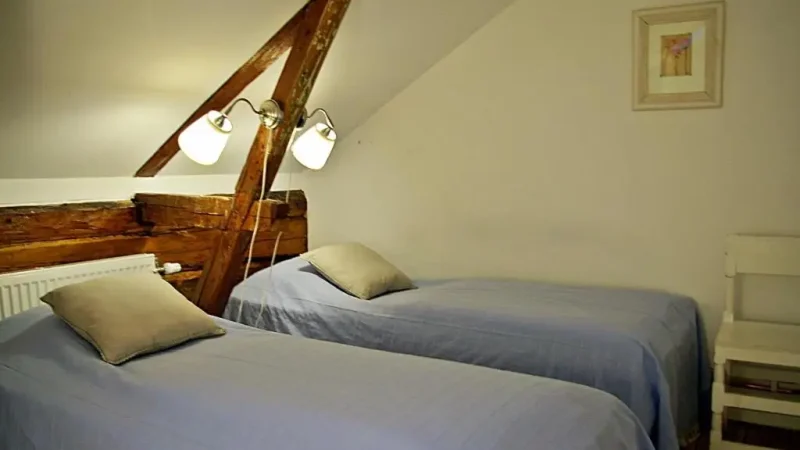 Två stycken sängar i ett hotellrum