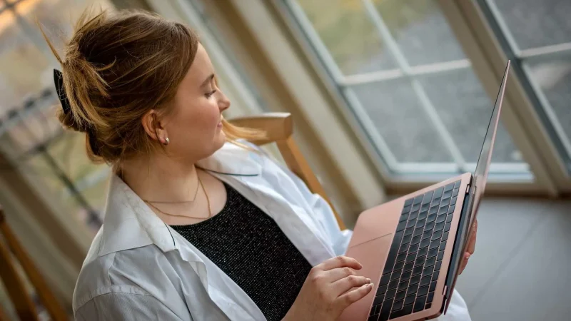 kvinna-laptop-konferens-kurs_AdobeStock_660164540