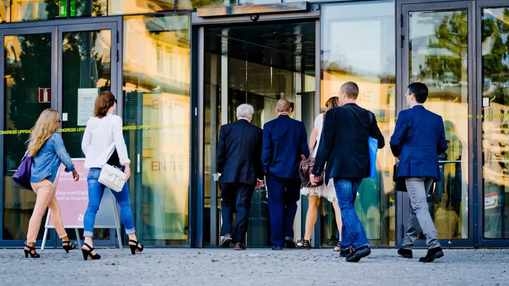 En grupp människor på väg in på UKK för konferens