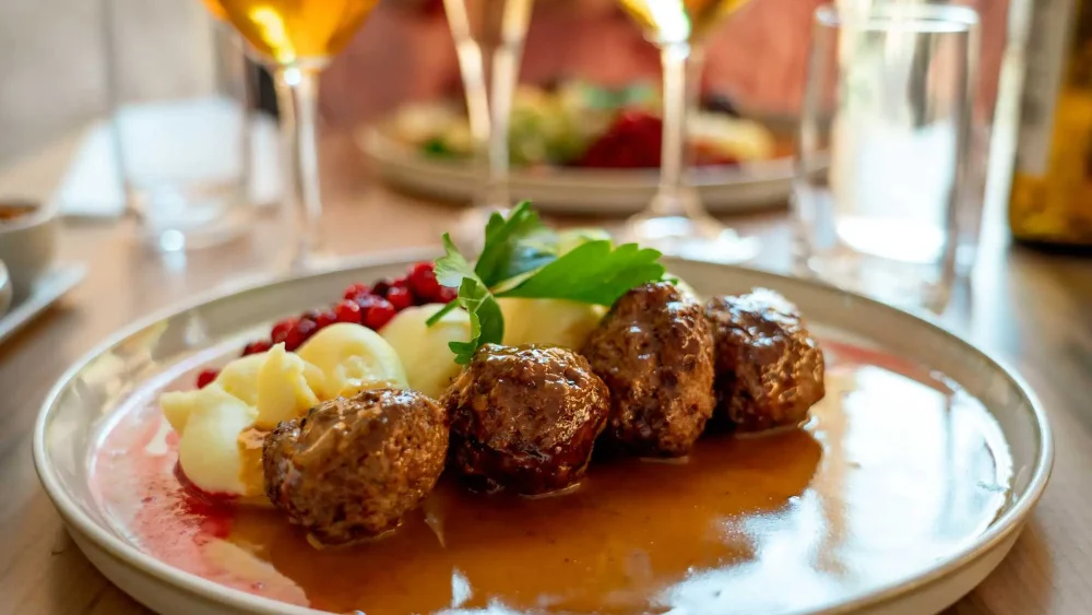 En tallrik med köttbullar