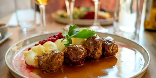 En tallrik med köttbullar