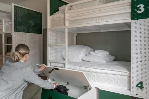 Sovsal med våningssängar i